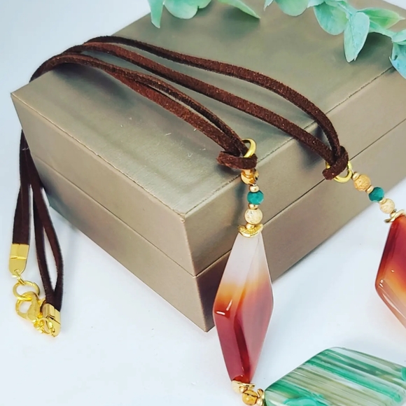 Red and Green Agate cord necklace - Picture 3 of 4